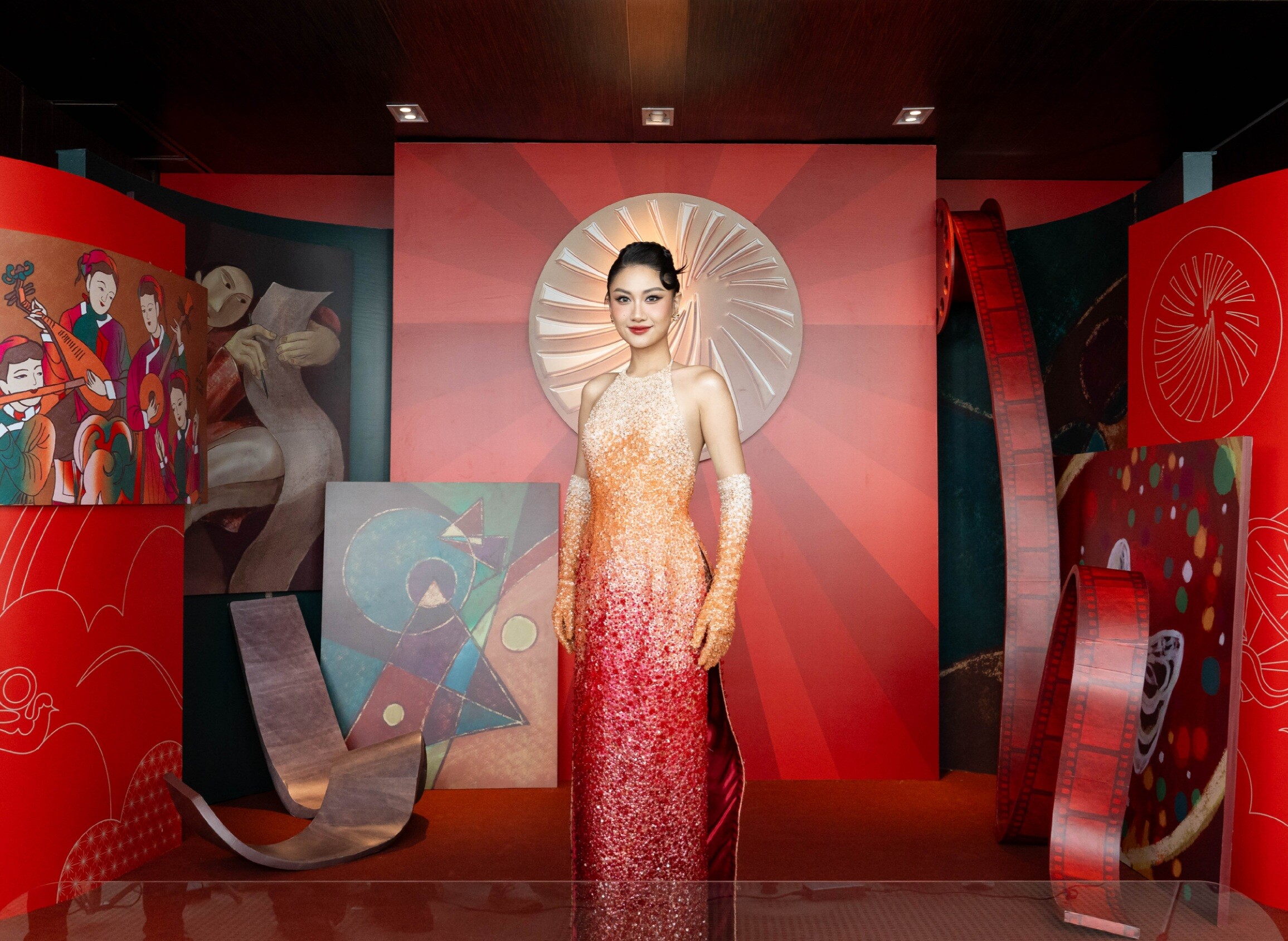 Hoa hậu Phương Linh khoe nhan sắc xinh đẹp trên thảm đỏ.