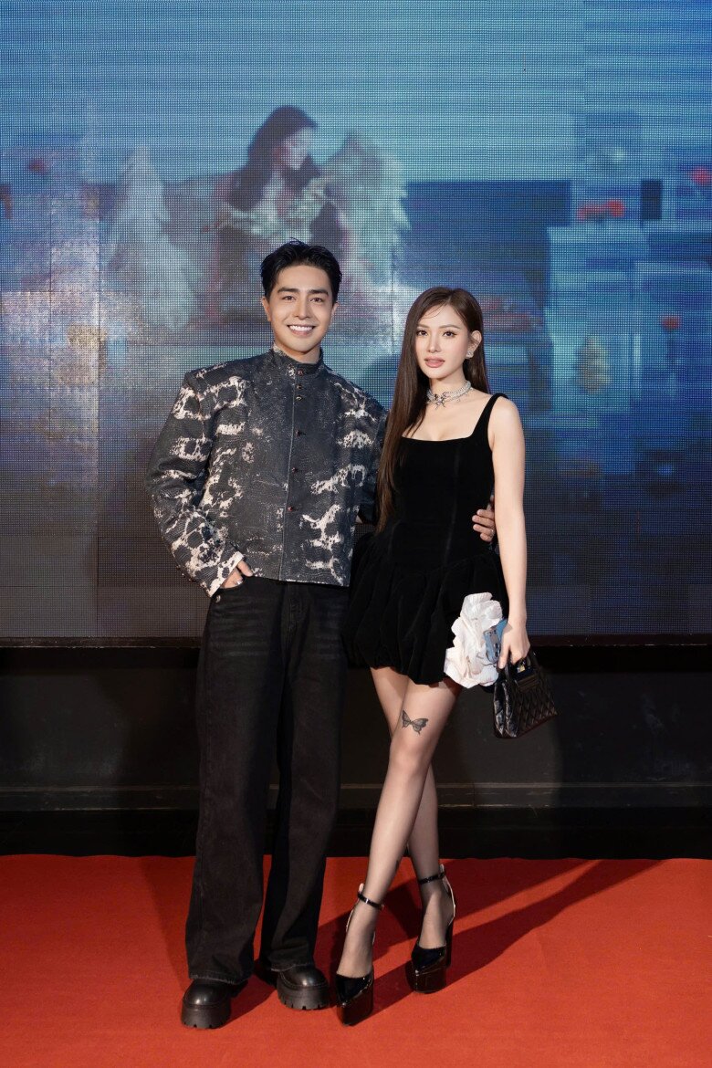 Vợ chồng Thu Thủy và Kin Nguyễn xuất hiện cực đẹp đôi trên thảm đỏ.
