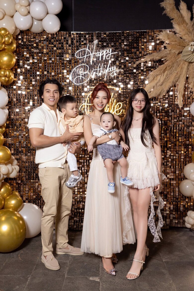 Gia đình hạnh phúc của nữ ca sĩ sinh năm 1988.