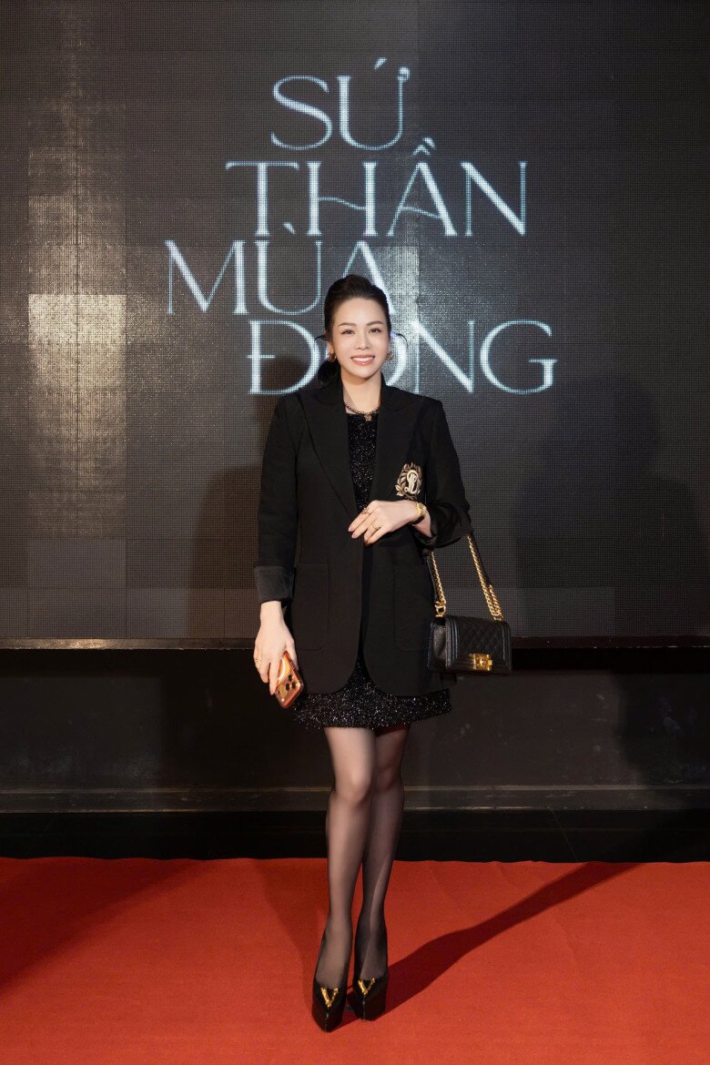 Nhật Kim Anh đến chúc mừng Phương Trinh Jolie ra mắt sản phẩm mới.