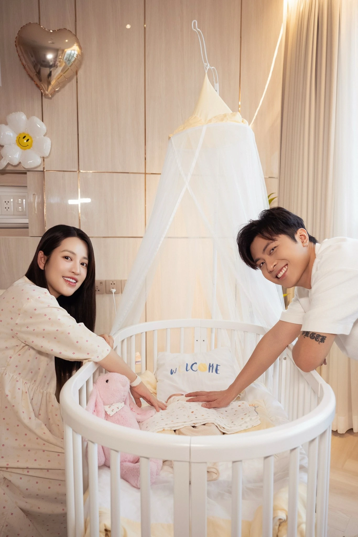 Sau 2 năm về chung nhà, vợ chồng Puka và Gin Tuấn Kiệt đã chào đón ái nữ đầu lòng.