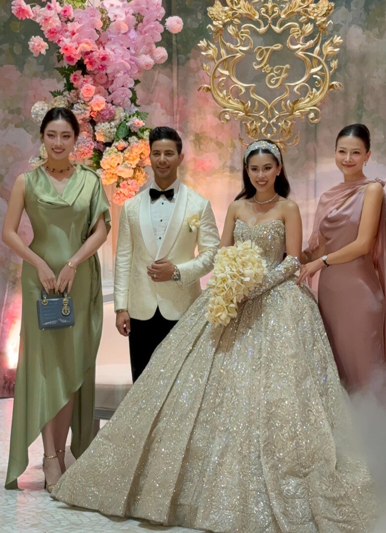 Cặp đôi có dress code dành cho khách mời tham dự là mặc trang phục dạ hội.