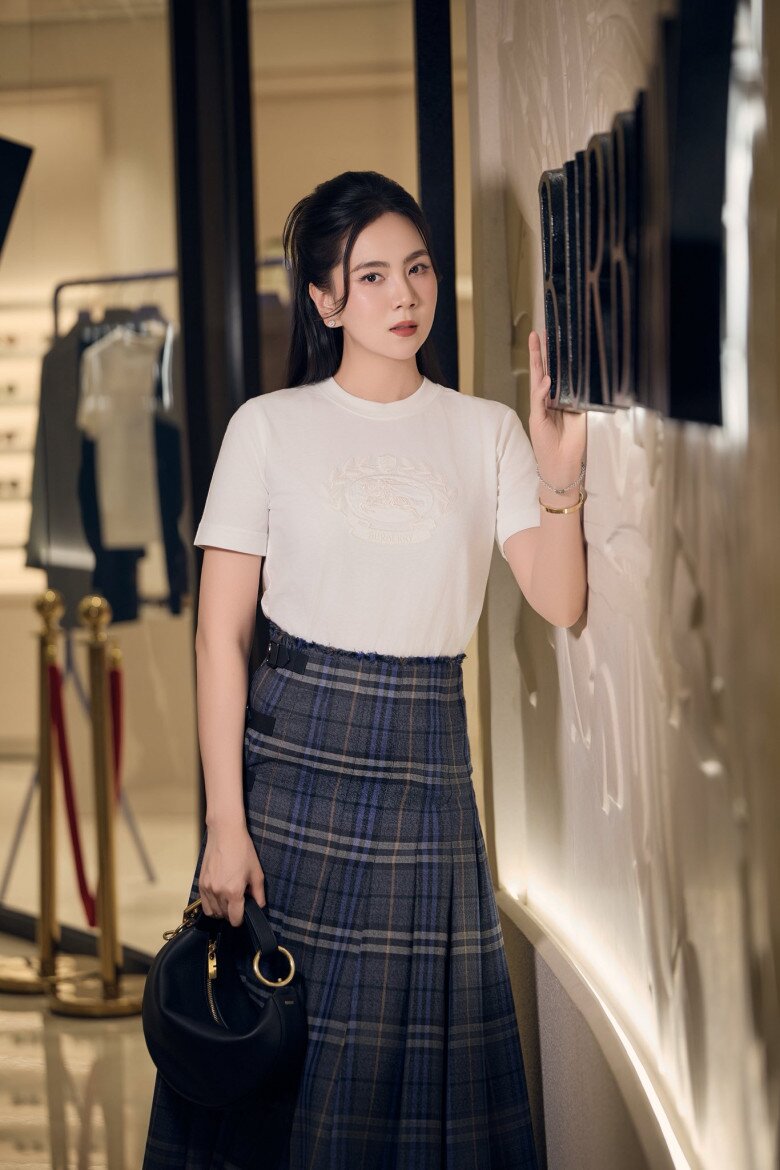 Nhan sắc của Mai Ngọc được khen ngợi đúng chuẩn “gái một con trông mòn con mắt”.