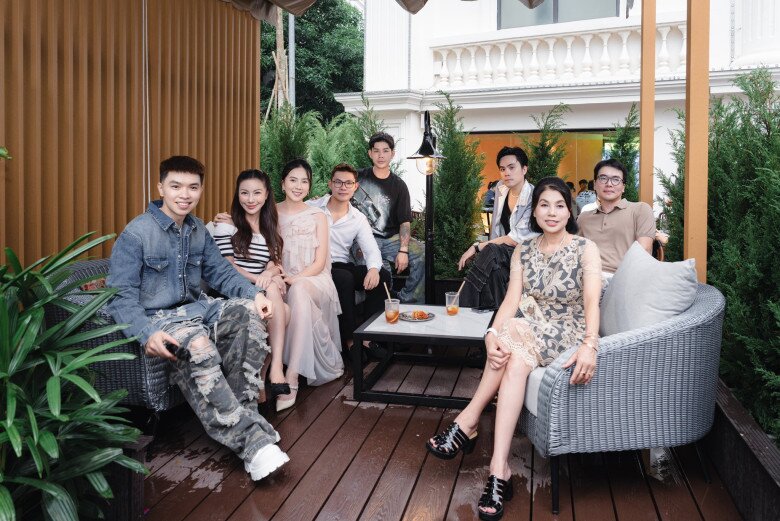 Nữ MC đưa mẹ ruột và bạn bè về cơ ngơi của nhà chồng vui chơi.