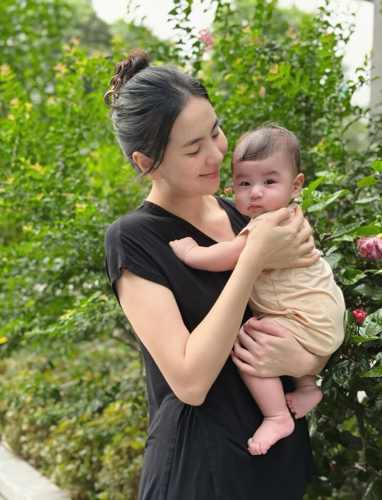 MC Mai Ngọc thường xuyên chia sẻ những khoảnh khắc của bé Panda lên mạng xã hội.