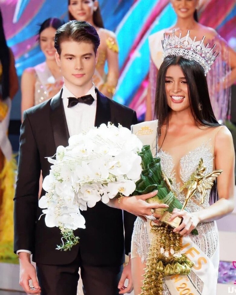 Khoảnh khắc “gây sốt” mạng xã hội của Ruslan Mamlay khi đảm nhận vai trò trao hoa trong cuộc thi “Miss International Queen 2022” tại Thái Lan.