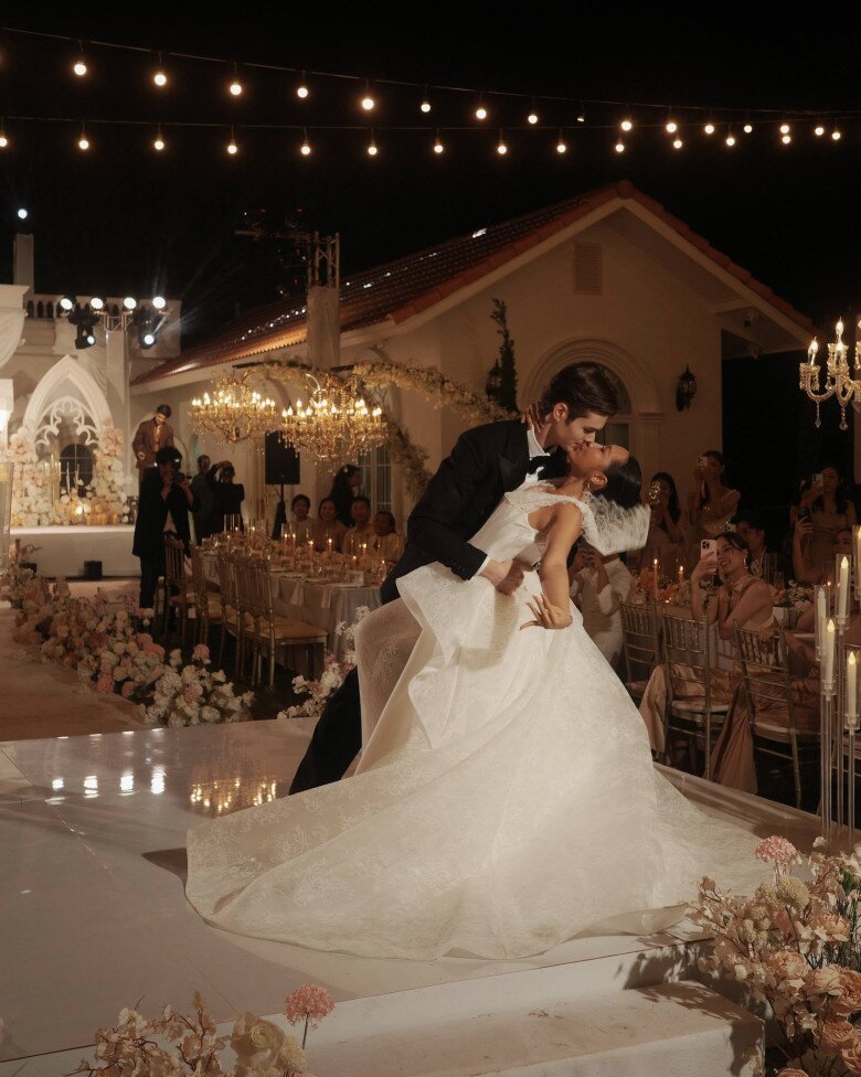 Đám cưới đẹp như cổ tích của Ruslan Mamlay và bà xã hơn 7 tuổi.