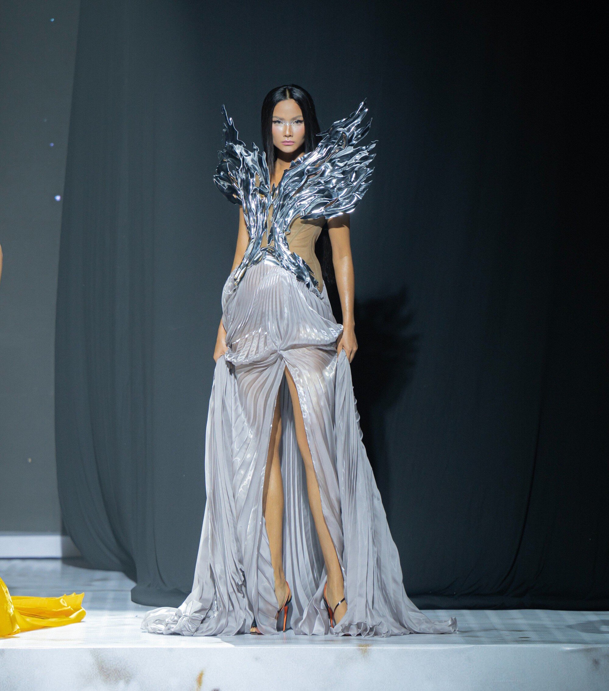 H’Hen Niê mang thai con đầu lòng nhưng vẫn tự tin mang giày cao gót.