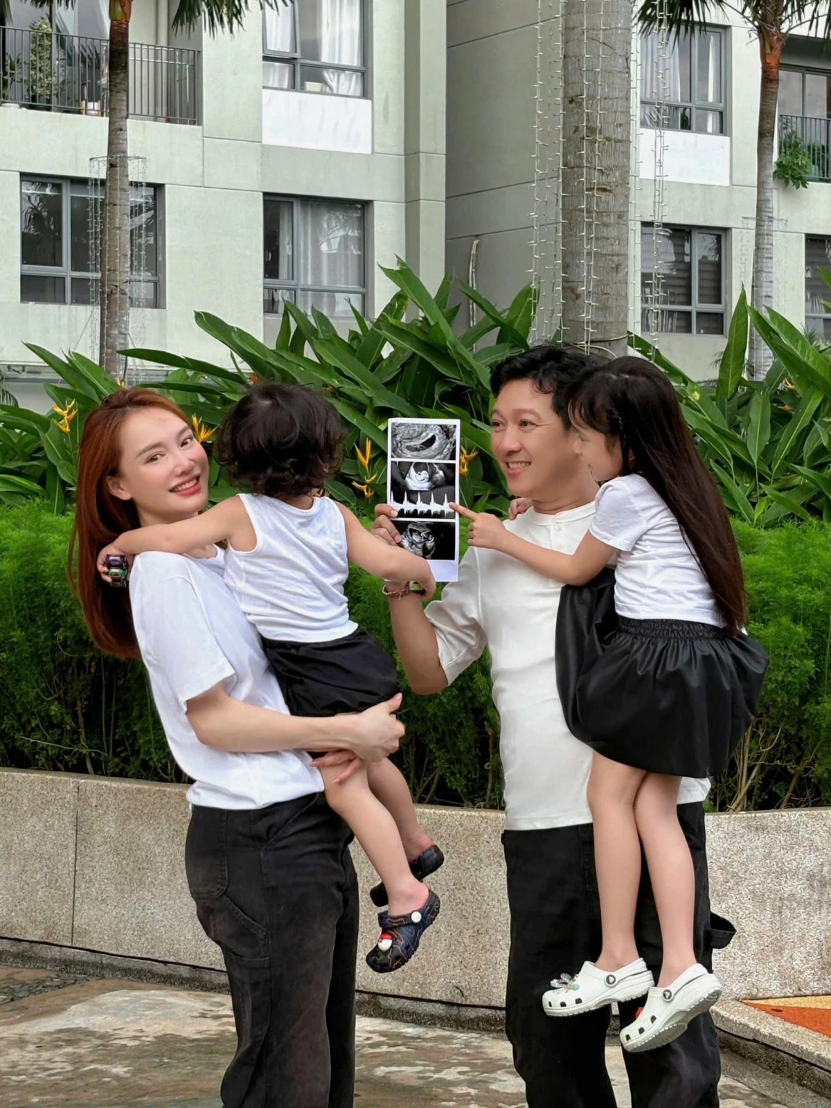 Nhã Phương bất ngờ thông báo mang thai lần thứ 3 với Trường Giang, khiến nhiều khán giả bất ngờ.