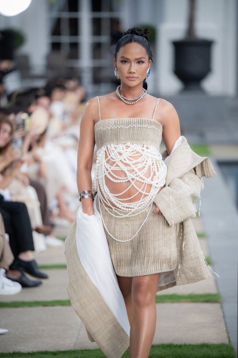 Người đẹp Ê Đê tích cực làm việc trong suốt thai kỳ.