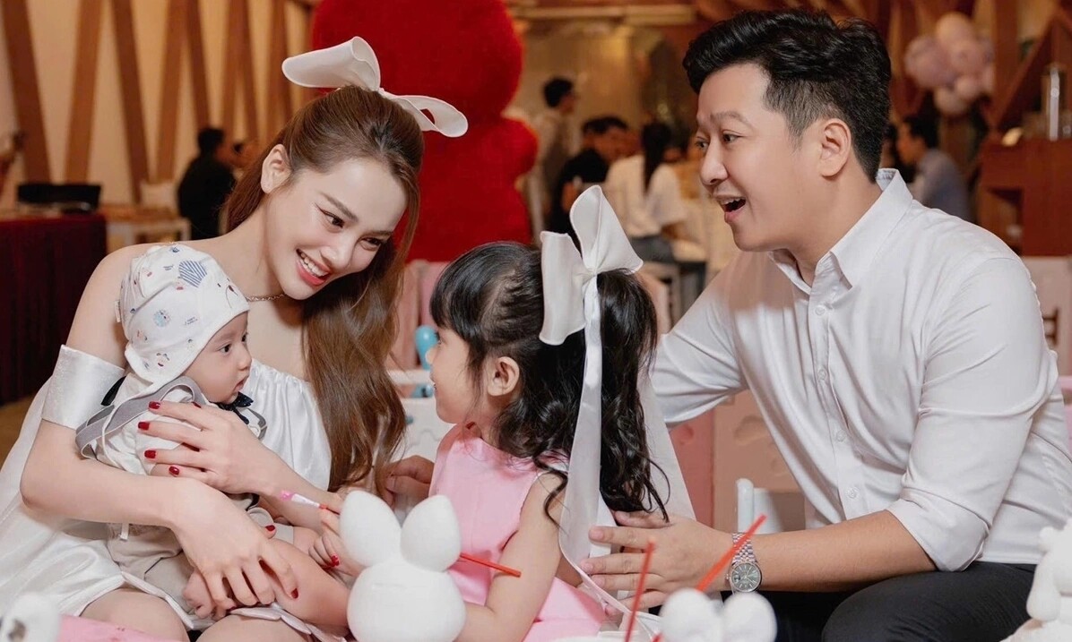 Gia đình hạnh phúc của Trường Giang và Nhã Phương.