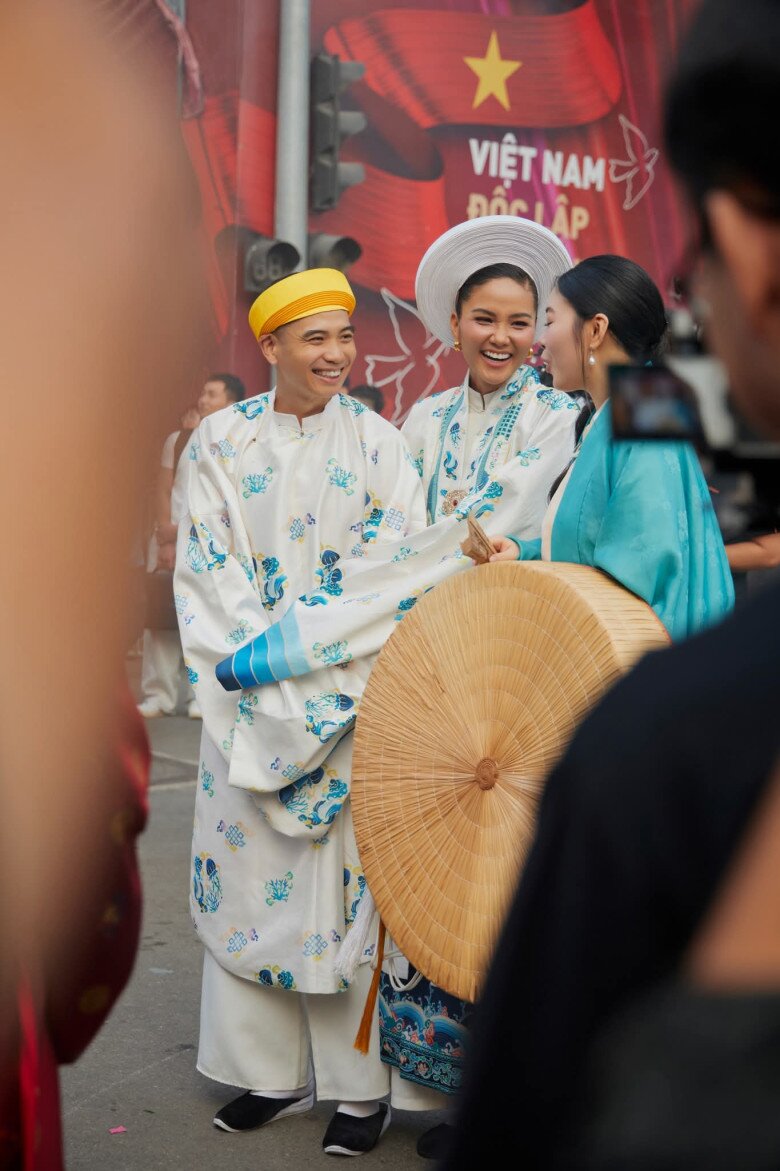 Vợ chồng HHen Niê và Tuấn Khôi cùng diện cổ phục đôi tham gia diễn hành.