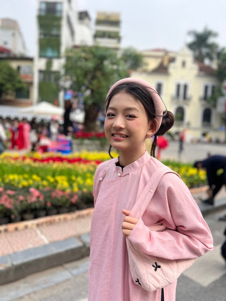 Ali Thục Phương diện áo dài màu hồng pastel, khoe vẻ đẹp trong trẻo và ngọt ngào.