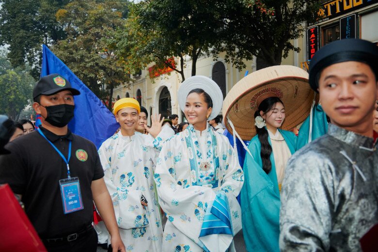 Cặp đôi được nhận xét như cô dâu và chú rể trong ngày trọng đại.