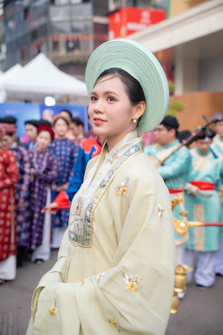 Hoa hậu Lương Kỳ Duyên đẹp nền nã trong trang phục Nhật Bình.