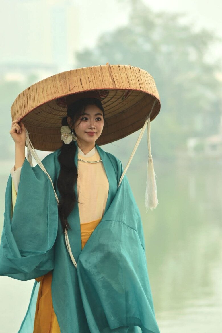 Nhìn Lọ Lem diện cổ phục Việt, dân tình càng thêm hối thúc cô nàng đi thi hoa hậu.