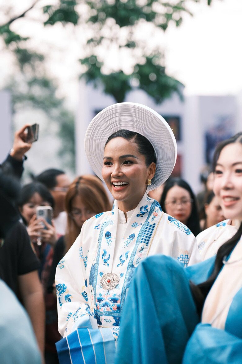 Vẻ đẹp của HHen Niê được nhận xét đúng chuẩn gái 1 con trông mòn con mắt.