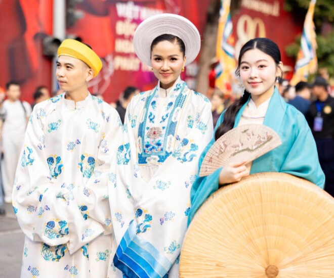 Dàn sao diện Việt phục, khoe nhan sắc rạng rỡ trên đường phố Hà Nội.