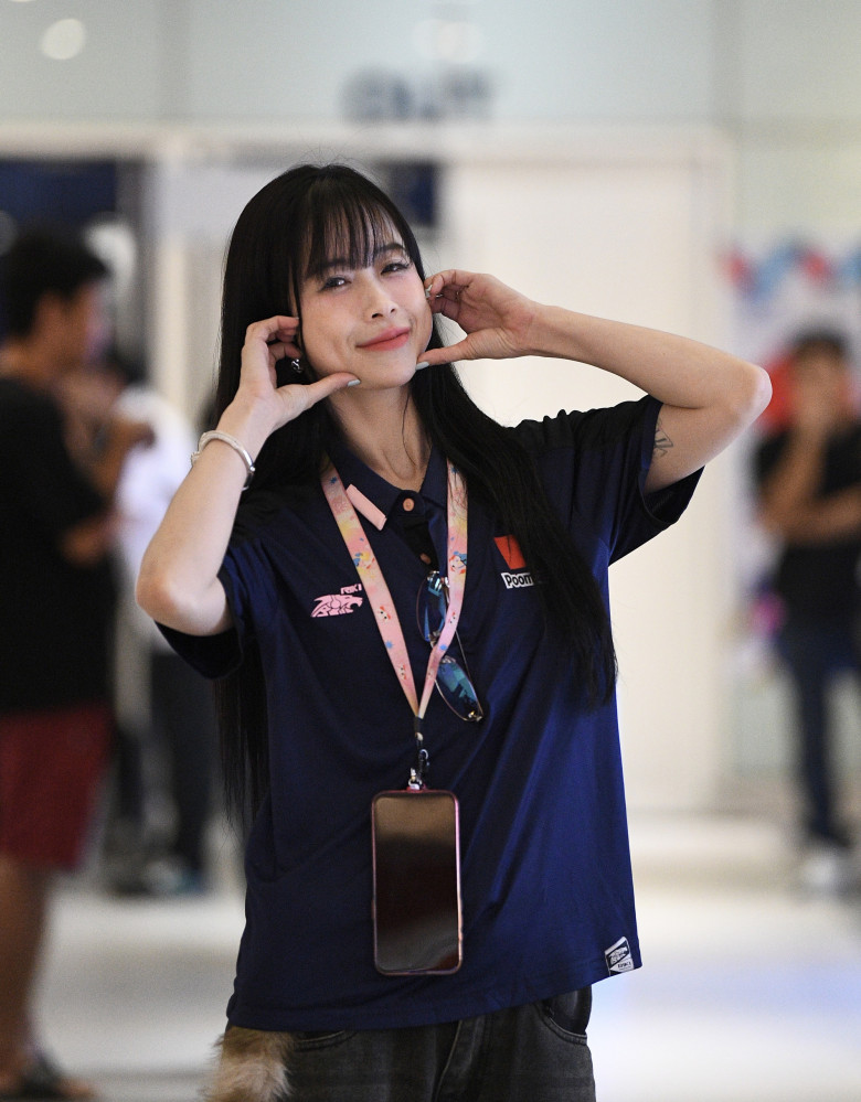 Châu Tuyết Vân xuất hiện rạng rỡ trên khán đài.