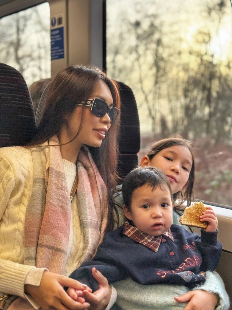 Khoảnh khắc hạnh phúc ở trời Tây của gia đình siêu mẫu Hà Anh khiến khán giả ngưỡng mộ.