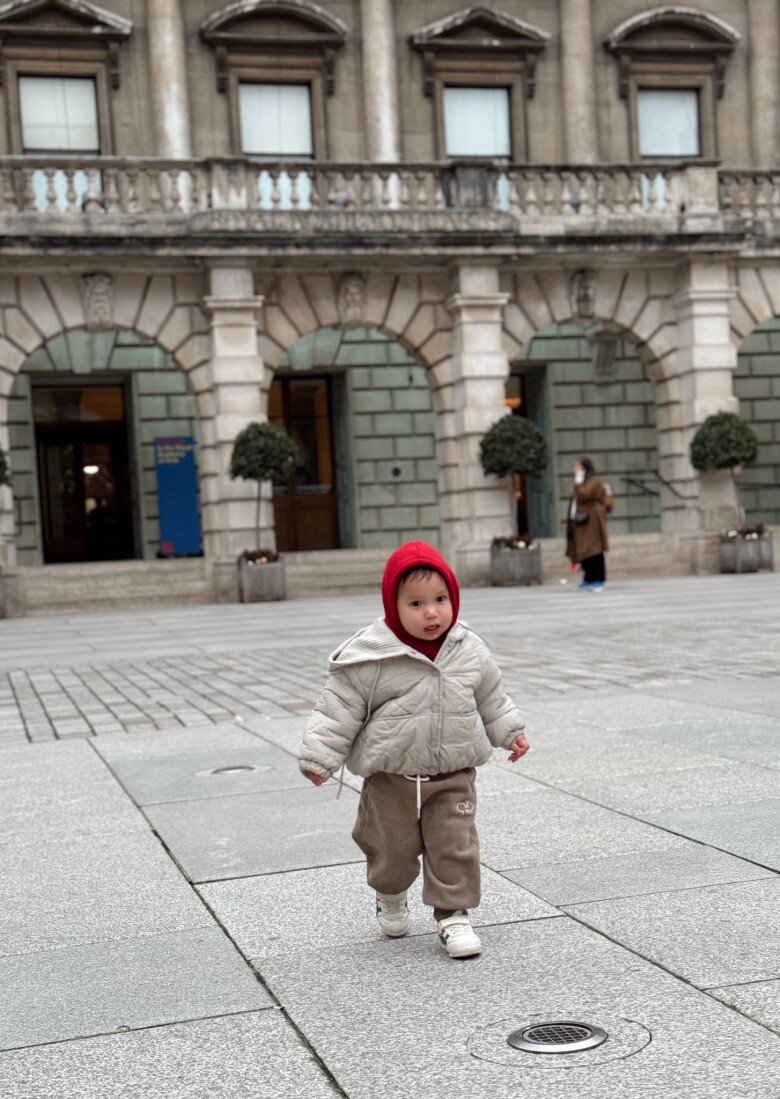 Quý tử của Hà Anh “chịu đựng” nhiều giờ để cùng cả nhà đi chơi.