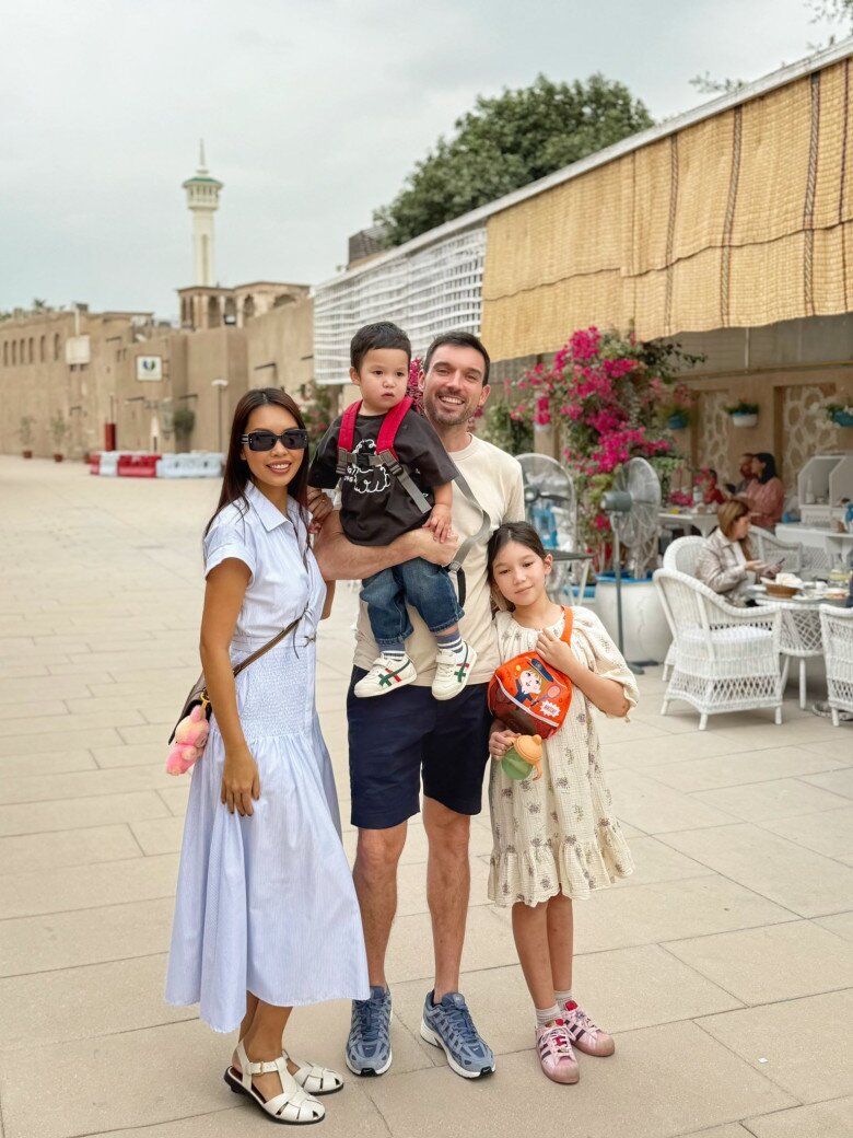 Gia đình hạnh phúc “đủ nếp đủ tẻ” của Hà Anh và chồng người Anh.