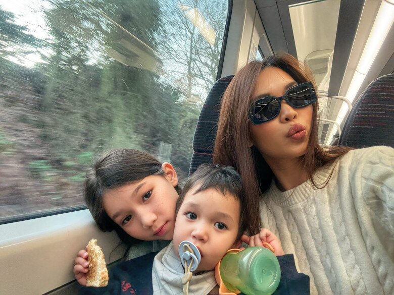 2 con lai Tây của Hà Anh cực ngoan ngoãn trong suốt chuyến đi.