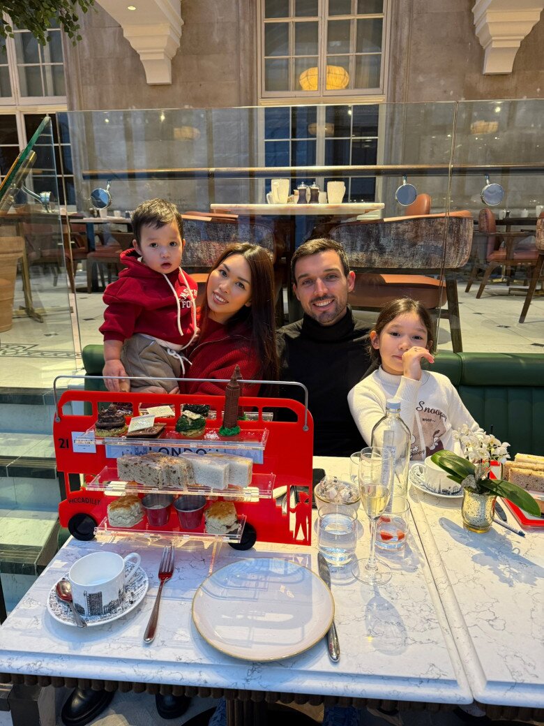 Ông xã của Hà Anh là người nhận trọng trách khuân hành lý của cả nhà trong chuyến đi.