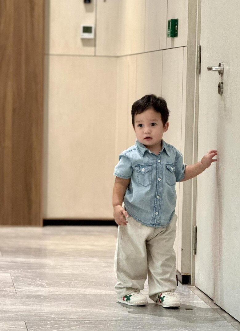 Quý tử đáng yêu được 1 tuổi của vợ chồng siêu mẫu Hà Anh.