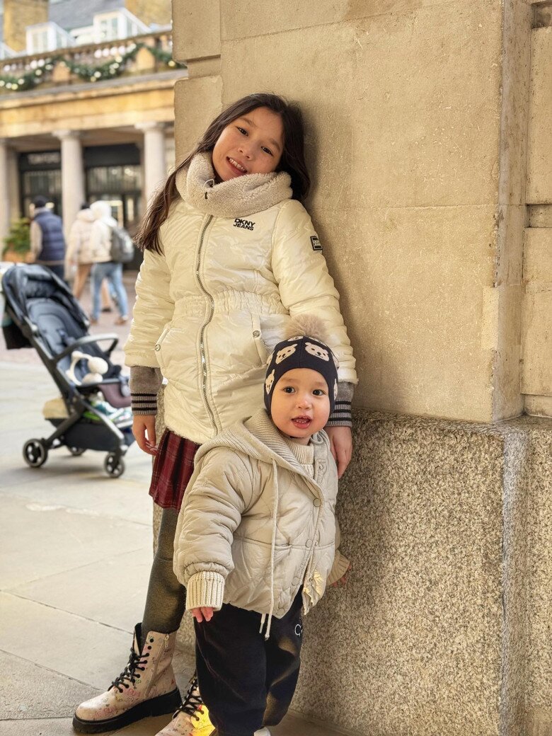 Con gái đầu lòng của Hà Anh - bé Myla biết phụ giúp mẹ chăm sóc em trai.