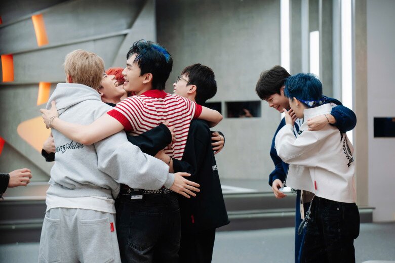 Các thực tập sinh Việt Nam vỡ òa khi chiến thắng nhóm nhạc từ Hàn Quốc.