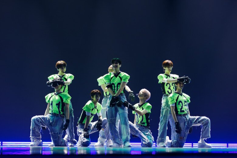 Màn trình diễn của nhóm nhạc Hàn Quốc khiến các thực tập sinh Việt Nam áp lực.