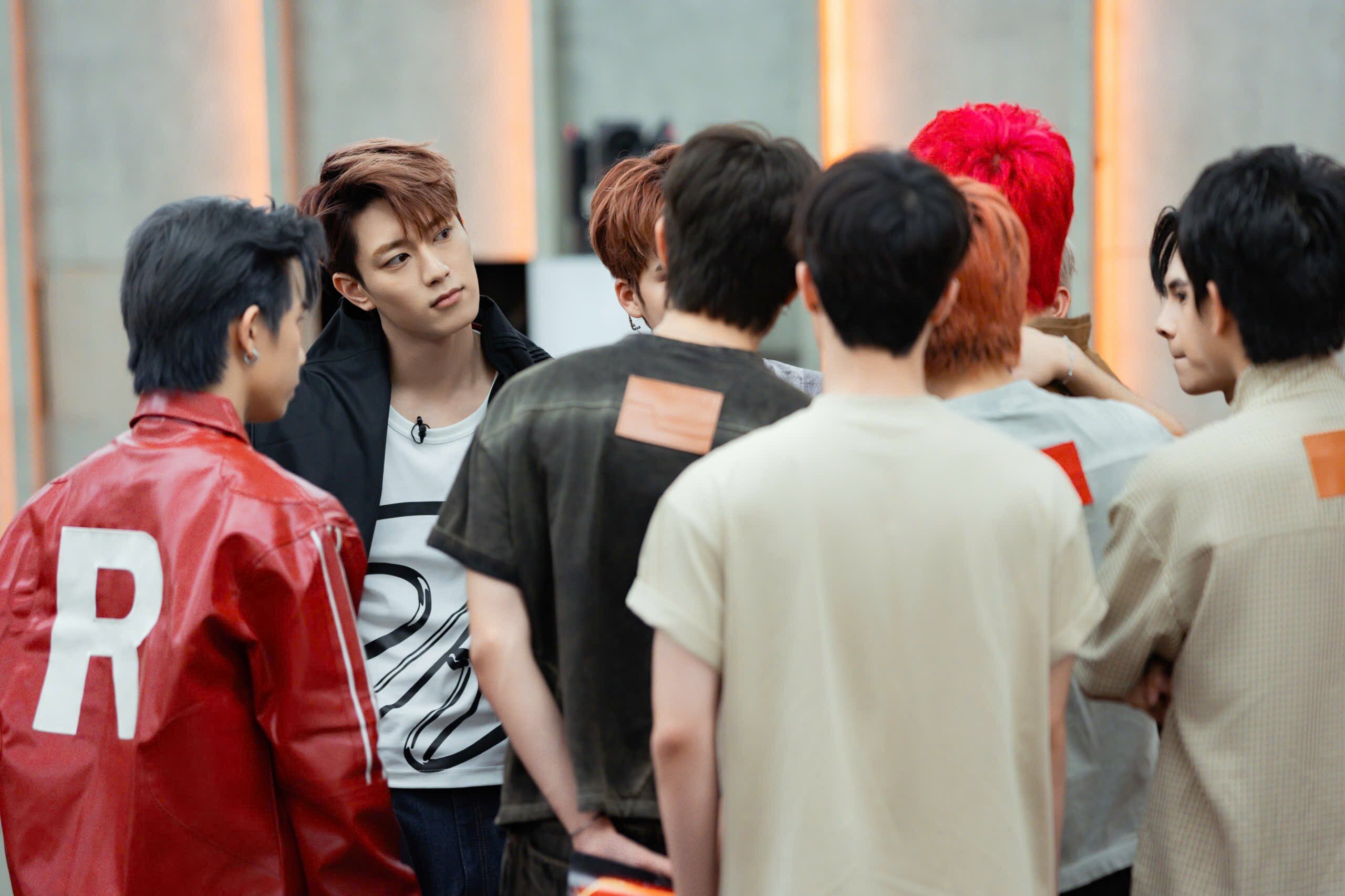 Các thực tập sinh bàng hoàng trước kết quả thua cuộc sát sao.