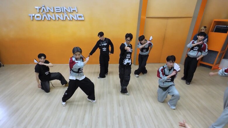 Các vũ công mang bảng tên thay thế cho 3 thí sinh bị “đóng băng”.