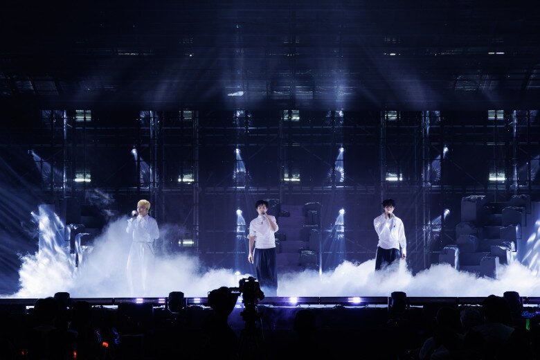 Sân khấu ballad đầy xúc động của Long Hoàng, Phúc Nguyên và Đức Duy.