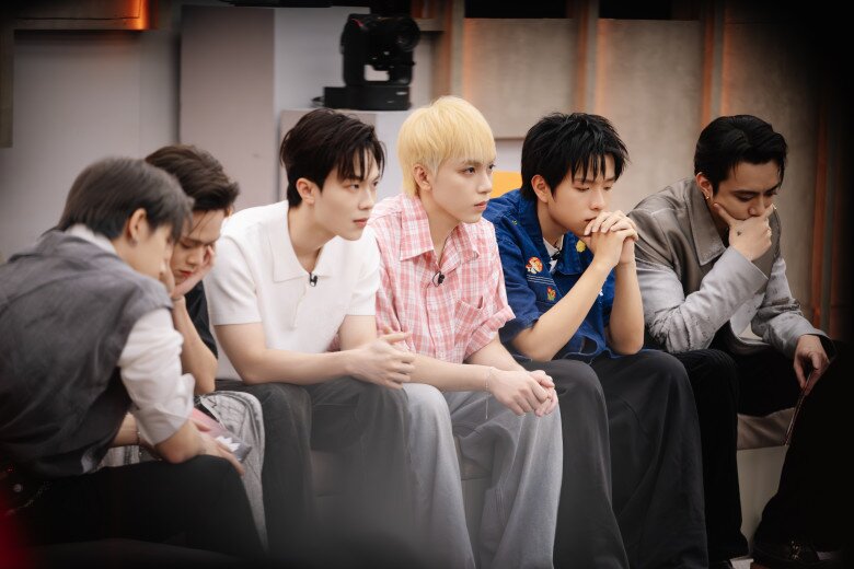 Các thí sinh căng thẳng khi đối diện với vòng loại.