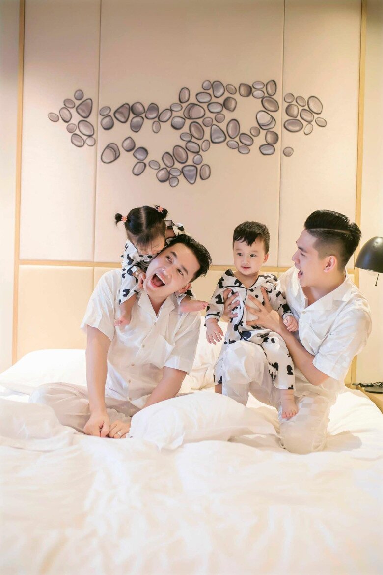 Cặp đôi luôn tự tay chăm sóc 2 con chu toàn.