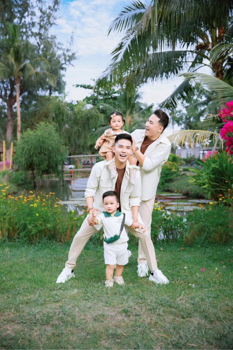 Ka Ka và Muội Muội được 2 bố chuẩn bị tiền cho đến khi đủ 18 tuổi.