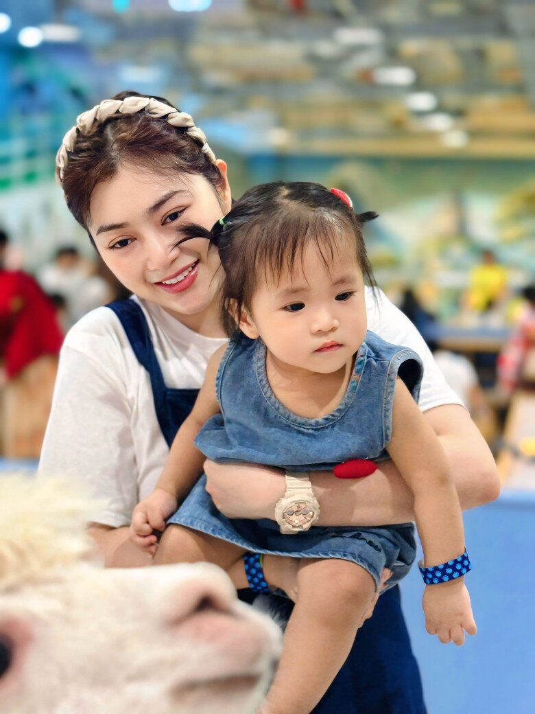 Thanh Trúc thường xuyên khoe những hình ảnh của ái nữ đầu lòng lên mạng xã hội.