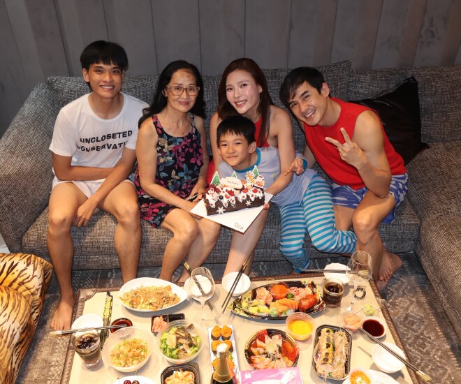 Gia đình Lương Thế Thành và Thúy Diễm sum họp bên nhau vào những ngày cuối năm.
