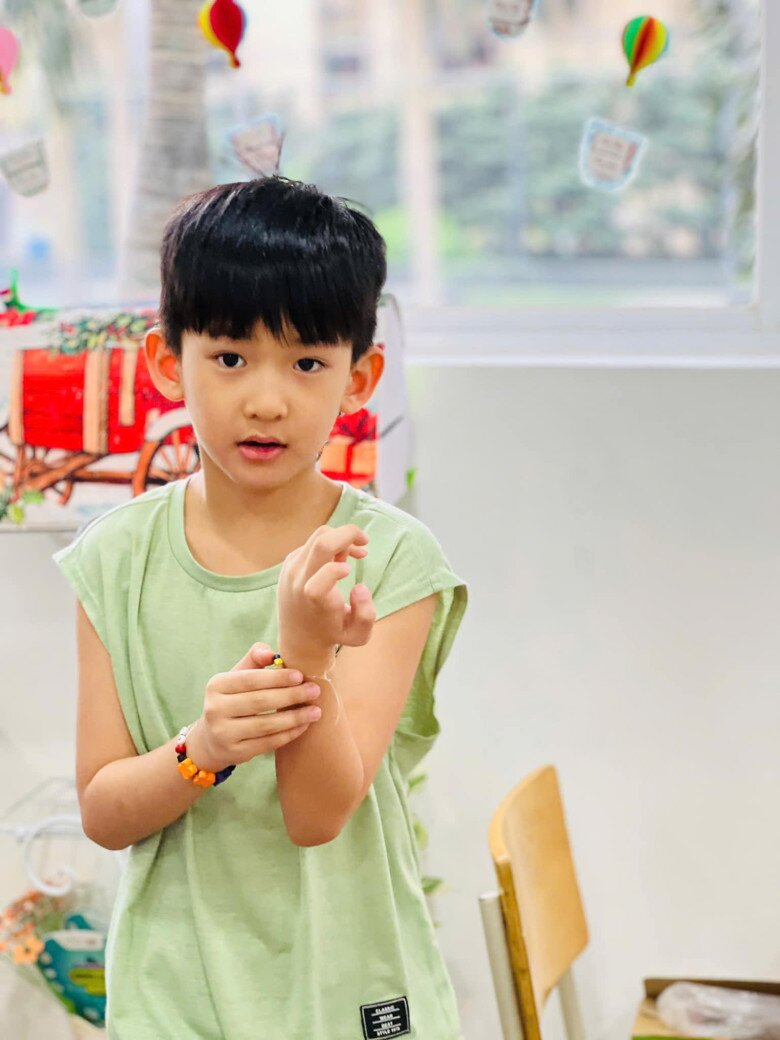 Mới 7 tuổi, con trai đầu lòng của cặp đôi đã sử dụng thành thạo tiếng Anh.