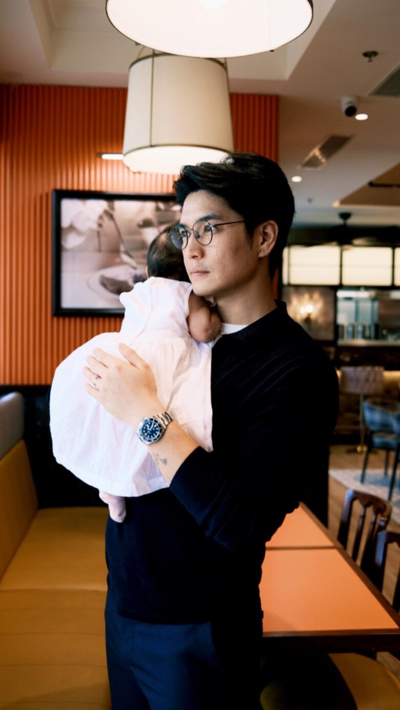 Huy Trần chi tiền “khủng” để chăm sóc ái nữ đầu lòng trong điều kiện tốt nhất.