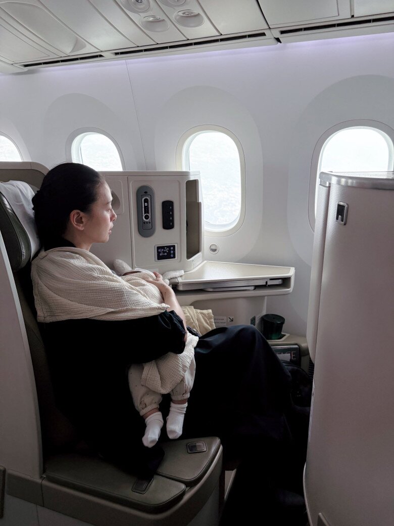 Huy Trần và Ngô Thanh Vân cho con gái đi máy bay hạng thương gia ra Hà Nội.