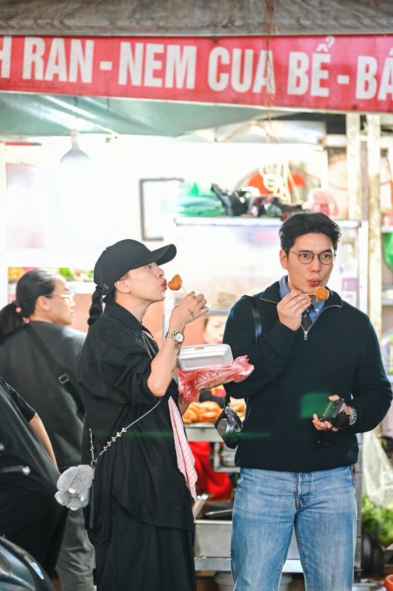 Cặp đôi dù ăn uống cũng phải tranh thủ thật nhanh để về với ái nữ đầu lòng.