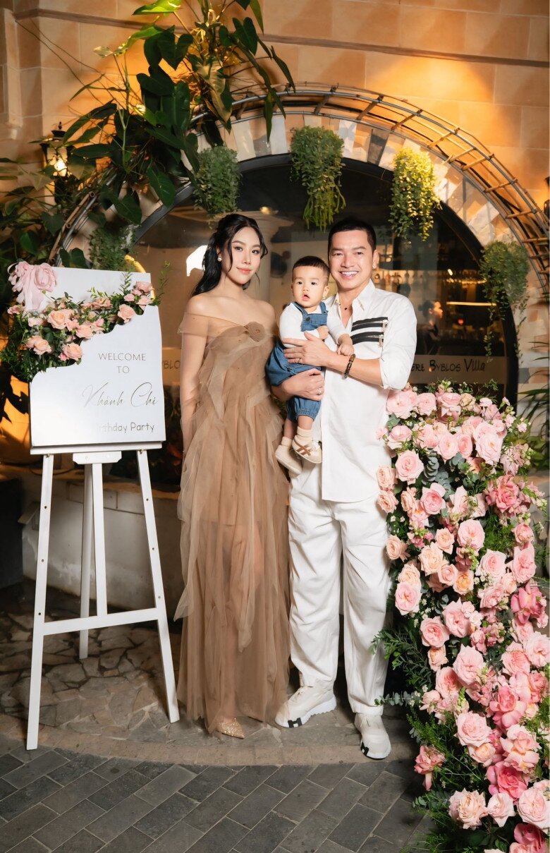 Quang Minh luôn cố gắng chăm sóc quý tử chu toàn.