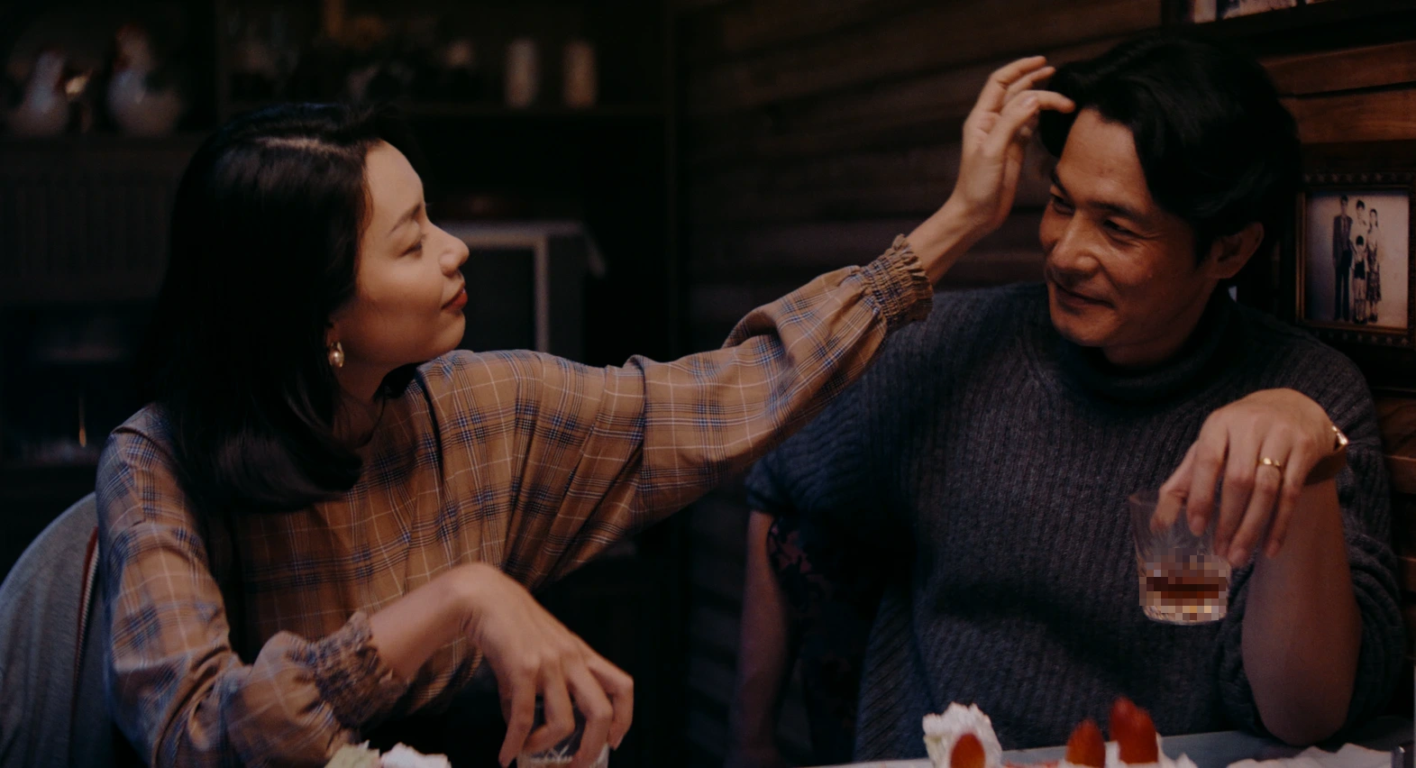 Xuân Văn và Quách Ngọc Ngoan tương tác ăn ý khi vào vai vợ chồng.