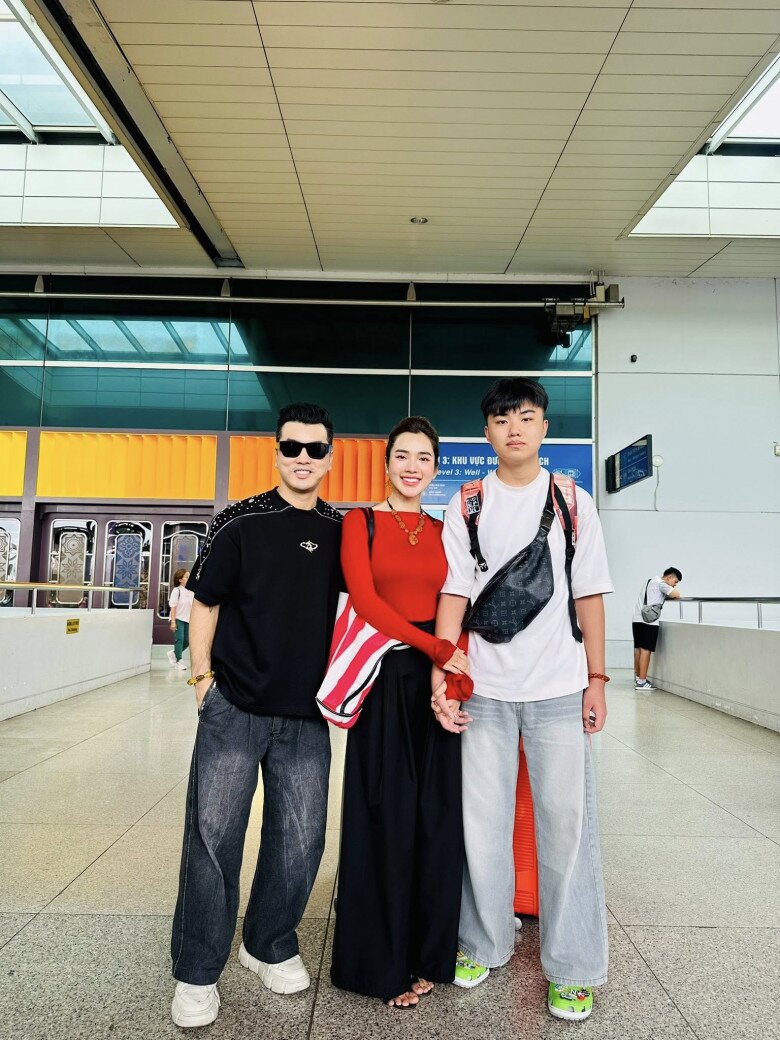 Con trai riêng của Kim Cương sang Mỹ du học và đoàn tụ với bố ruột.