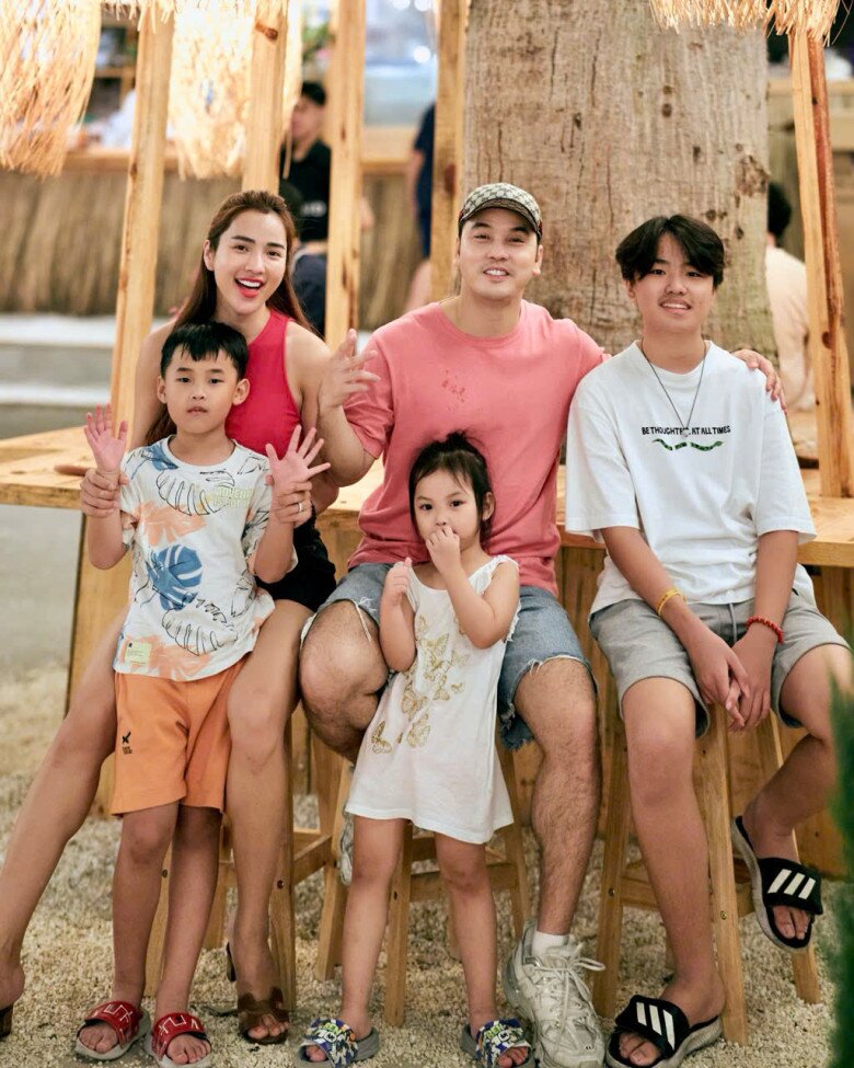 Gia đình hạnh phúc của Ưng Hoàng Phúc và Kim Cương.