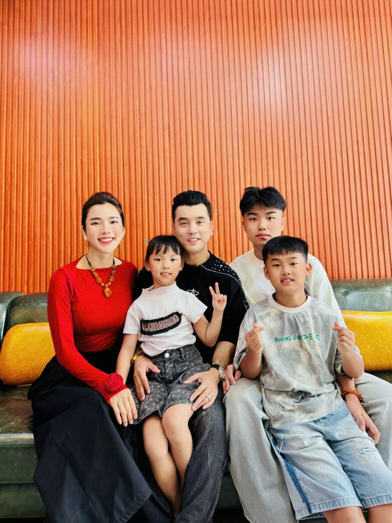 Ưng Hoàng Phúc bồi hồi khi con trai riêng của vợ đi du học Mỹ.