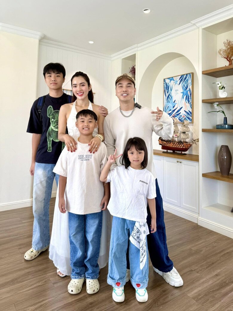 Ưng Hoàng Phúc đối xử, nuôi dạy con riêng của Kim Cương như ruột thịt.